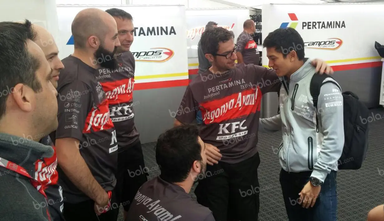 Pebalap Manor Racing asal Indonesia, Rio Haryanto, berkunjung ke paddock Pertamina Campos Racing saat GP Spanyol di Sirkuit Catalunya, Spanyol, Sabtu (14/5/2016). Campos Racing adalah mantan tim Rio Haryanto saat di GP2. (Bola.com/Reza Khomaini)