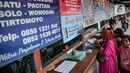 <p>Calon penumpang membeli tiket di loket Terminal Bayangan Lebak Bulus, Jakarta, Kamis (21/4/2022). Sebagian pemudik memilih pulang kampung lebih awal untuk menghindari puncak arus mudik yang diperkirakan dimulai pada H-5 dan H-3 Lebaran 2022. (Liputan.com/Faizal Fanani)</p>