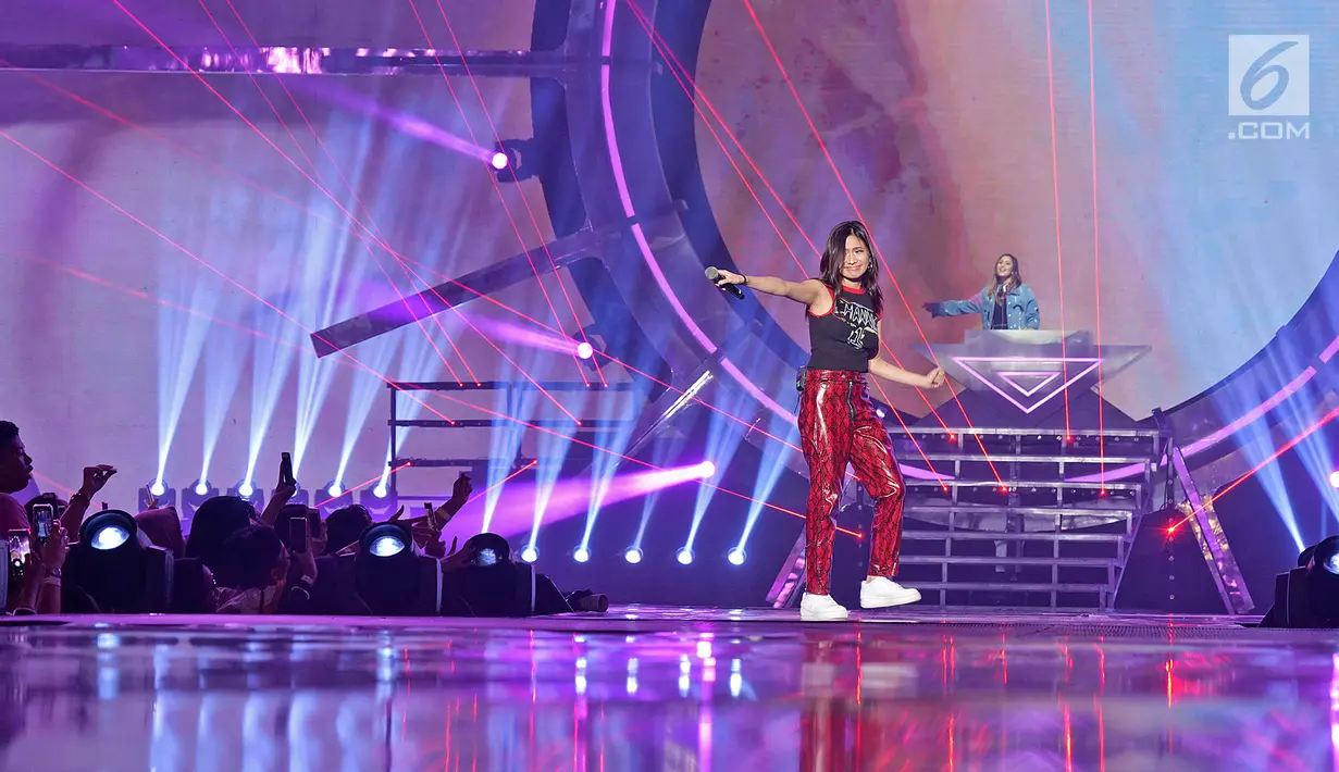 Penyanyi Nicole Zefanya atau NIKI menghibur penonton pada Konser "Smartfren Wow" di Istora Senayan, Jakarta, Jumat (20/9/2019). Niki yang mengenakan busana hitam merah itu menyanyikan beberapa lagu, diantaranya Vintage, Indigo, dan Lowkey. (Liputan6.com/Herman Zakharia)