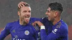 Pemain Leicester City Jamie Vardy (kiri) bersama Ayoze Perez merayakan golnya ke gawang Southampton pada laga Liga Inggris di Stadion St Mary, Southampton, Inggris, Jumat (25/10/2019). Leicester City membantai Southampton 9-0. (AP Photo/Alastair Grant)