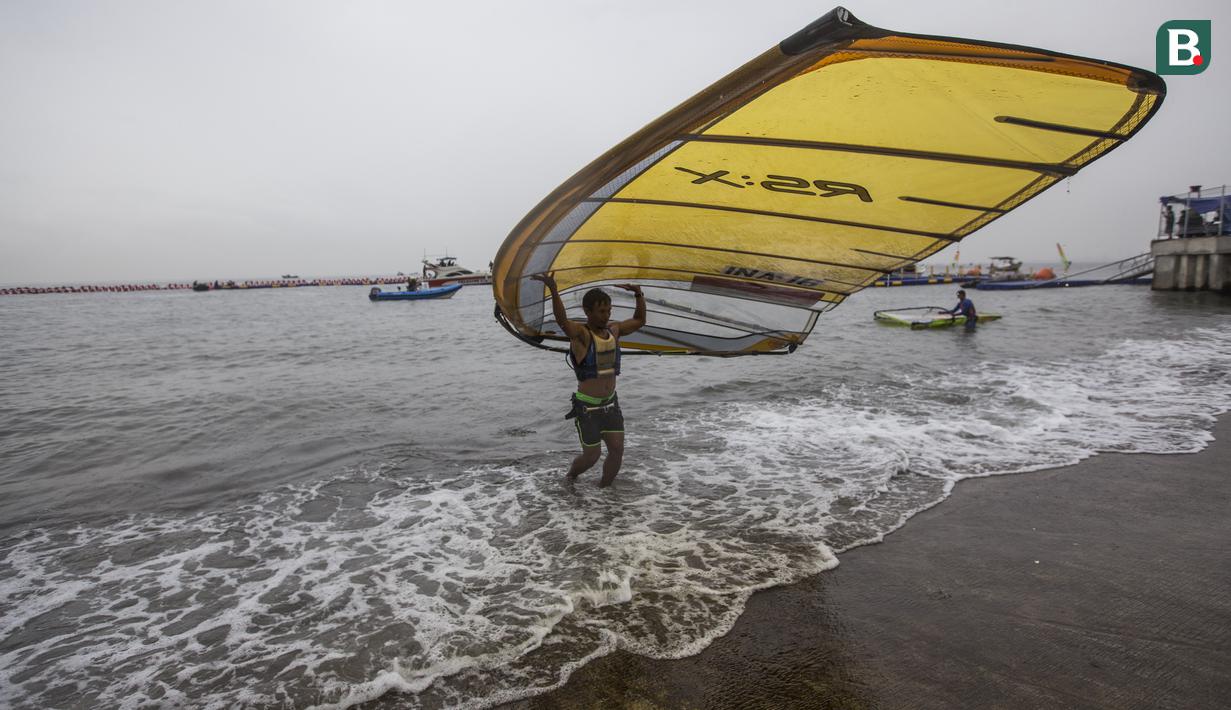 Pelayar asal Indonesia merapihkan alatnya usai mengikuti Asian Sailing Championship di Laut Jakarta, Senin (25/6/2018). Turnamen ini merupakan uji kesiapan jelang Asian Games XVIII. (Bola.com/Vitalis Yogi Trisna)