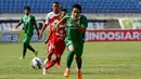 Pemain Persebaya United, Evan Dimas mengejar bola saat laga Piala Presiden melawan Martapura FC di Stadion Si Jalak Harupat, Bandung, Rabu (2/9/2015). Pertandingan berakhir imbang 0-0.(Bola.com/Peksi Cahyo)
