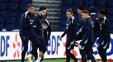 Penyerang Prancis, Kylian Mbappe (kiri) dan Rayan Cherki (kedua dari kiri) mengikuti sesi latihan bersama rekan-rekan setimnya di Stadion Parc des Princes, Paris, pada Rabu 12 November 2025. Timnas Prancis akan menjamu Timnas Ukraina di Parc des Princes, Paris pada laga kelima Grup D Kualifikasi Piala Dunia 2026, Jumat (14/11/025) dini hari WIB. (FRANCK FIFE/AFP)