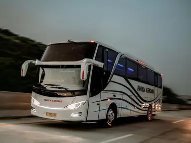 Gunung Mas Zeppelin G2 milik PO Pahala Kencana. Desainnya terlihat seperti kembaran dari Adi Putro Jetbus 2. (Source: Instagram/@karoserigunungmas)