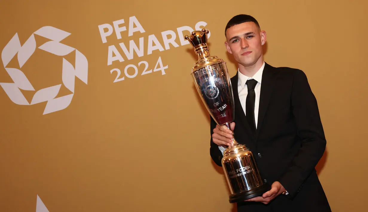 Penghargaan ini diberikan kepada pemain 24 tahun itu setelah membantu Man City meraih gelar Liga Premier Inggris keempat berturut-turut, Piala Super UEFA dan Piala Dunia Antraklub musim lalu. (Darren Staples / AFP)
