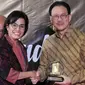 Menteri Keuangan Sri Mulyani memberikan apresiasi dan penghargaan kepada President Commissioner EMTEK Eddy Kusnadi Sariaatmadja di Kantor Pajak Kanwil DJP Jakarta Rabu (13/3).