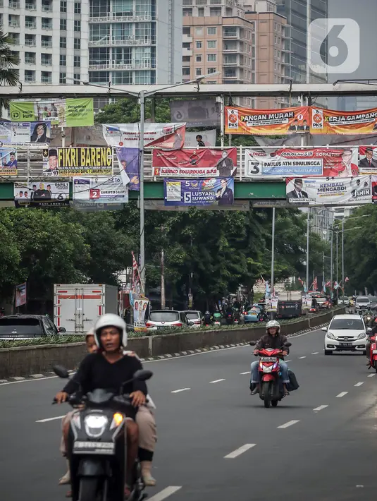 Berbagai alat peraga kampanye terpasang pada JPO. Sejak memasuki masa kampanye pada 28 November 2023 hingga 10 Februari 2024, pemasangan alat peraga kampanye di sudut-sudut Kota Jakarta kian masif. (Liputan6.com/Angga Yuniar)