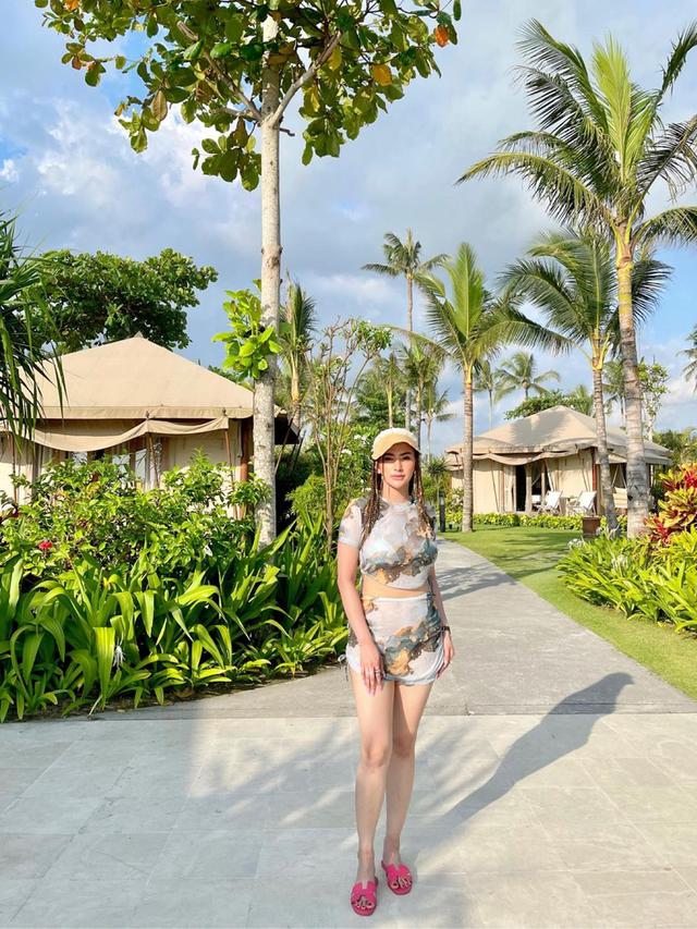 7 Potret Terbaru Amel Alvi, Liburan Ke Bali dengan Gaya Rambut Cornrow