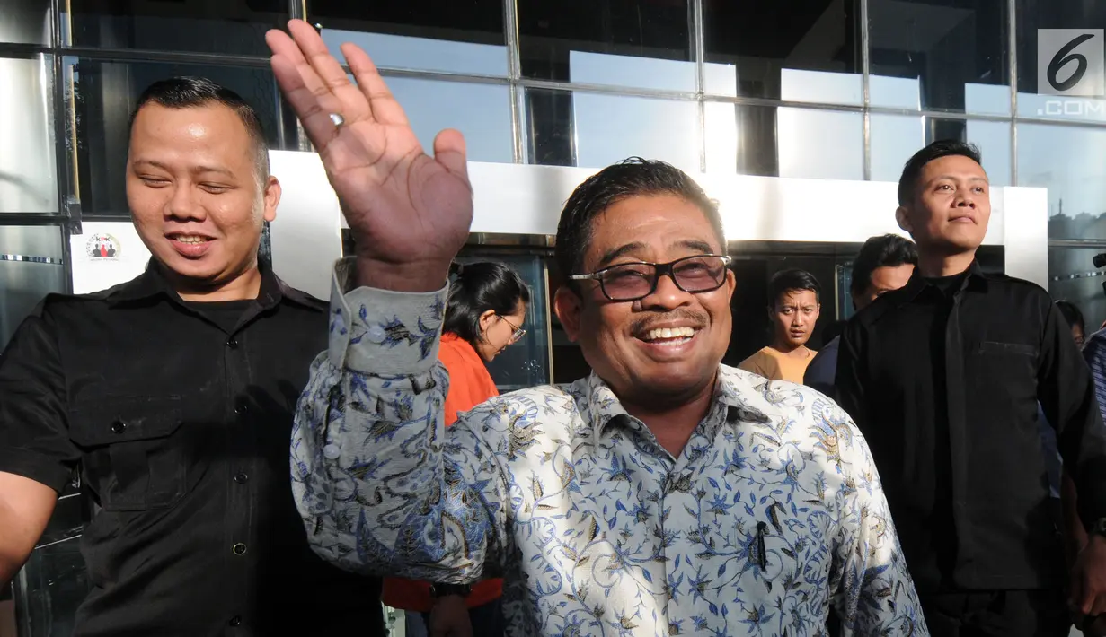 Dirjen Otda Kemendagri Soni Sumarsono melambaikan tangan usai diperiksa oleh penyidik di Gedung KPK, Jakarta, Kamis (10/1). Soni diperiksa sebagai saksi terkait dugaan kasus suap pengurusan izin pembangunan Meikarta. (Merdeka.com/Dwi Narwoko)