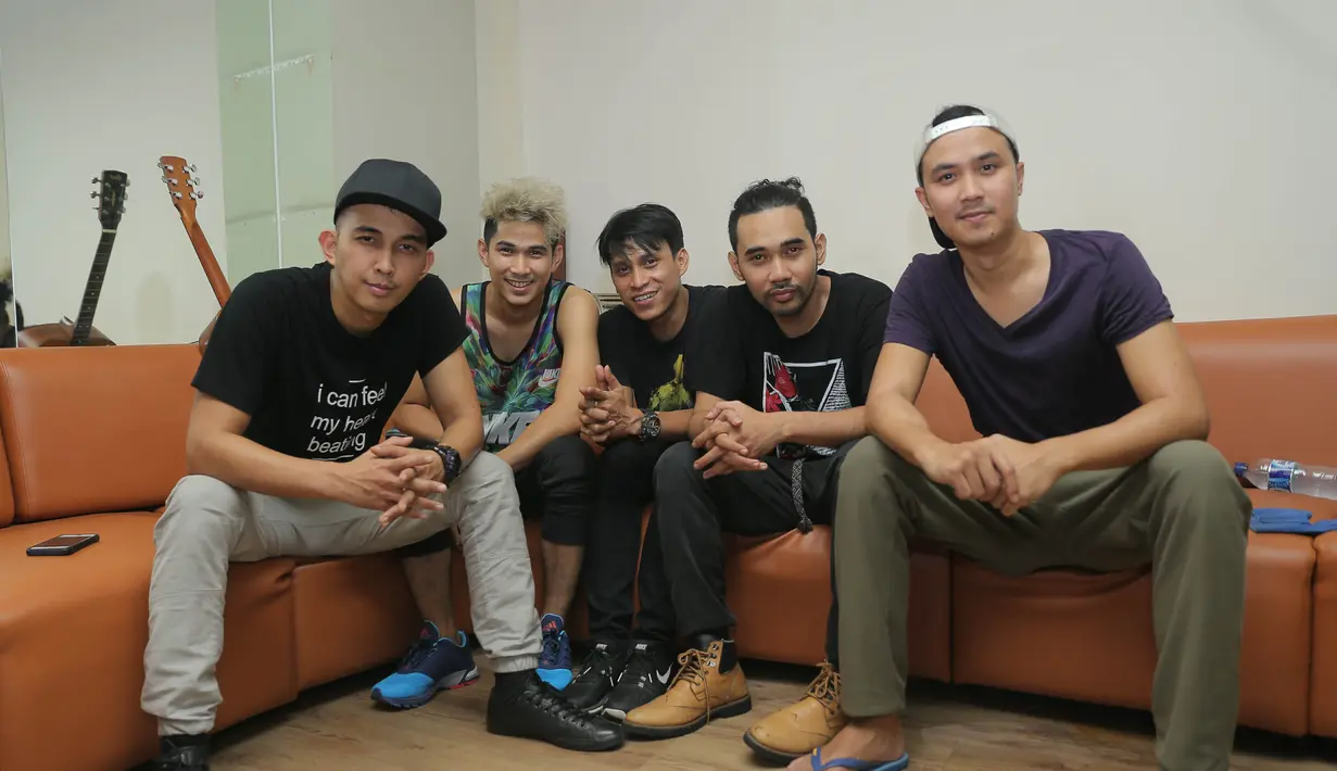 Para personil Lyla, Indra Perdana Sinaga (vokal), Fare Adinata (gitar), Dharma Nucklear (keyboard), Dennis (bass) dan Moerdifin Aris (drum) begitu antusias saat mengikuti latihan. (Andy Masela/Bintang.com)