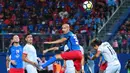 Gelandang Johor Darul Ta'zim, Natxo Insa, menyundul bola saat melawan Persija Jakarta pada laga AFC Cup di Stadion Hassan Yunos, Johor, Rabu (14/2/2018). JDT menang 3-0 atas Persija. (Media Persija)