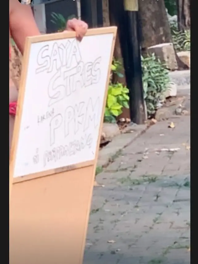 Video dan foto Dinar Candy berbikini di pinggir jalan (Instagram Stories)