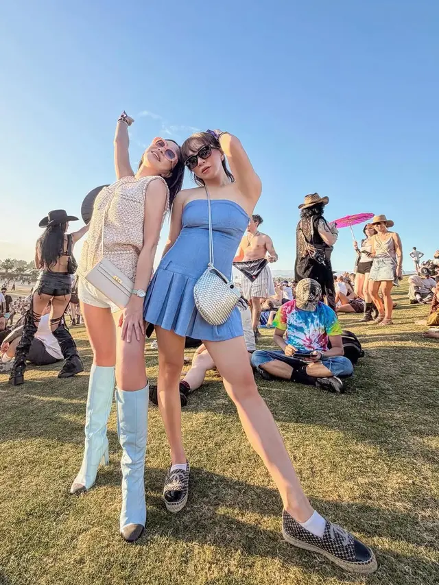 OOTD Shandy Aulia saat hadir di Coachella pakai tweed. [@shandyaulia]