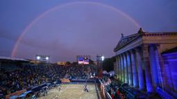 Pelangi terlihat di langit menjelang pertandingan perebutan medali emas Putri antara tim Latvia melawan tim Swiss pada ajang European Championships 2022 di Munich, Jerman, pada 20 Agustus 2022. (AFP/Tobias Schwarz)