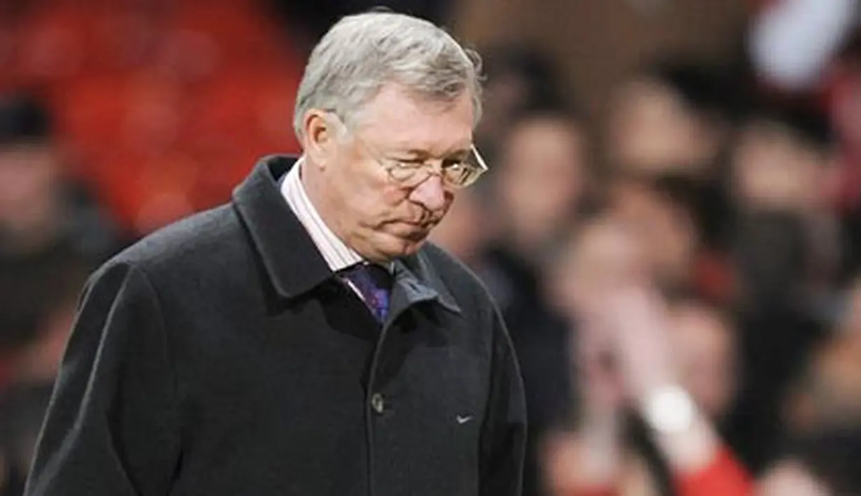 Manchester United manager Sir Alex Ferguson leaves the field after their 2-2- draw against FC Porto during their UEFA Champions League quarter final first leg football match at Old Trafford on April 7, 2009. AFP PHOTO/FRANCISCO LEONG 