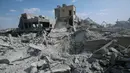 Kondisi bangunan Pusat Penelitian Ilmiah Suriah yang hancur parah usai diserang oleh AS dan sekutunya di Barzeh, Damaskus (14/4). Serangan itu menyisakan puing-puing bangunan yang luluh lantak akibat rudal. (AP/Hassan Ammar)