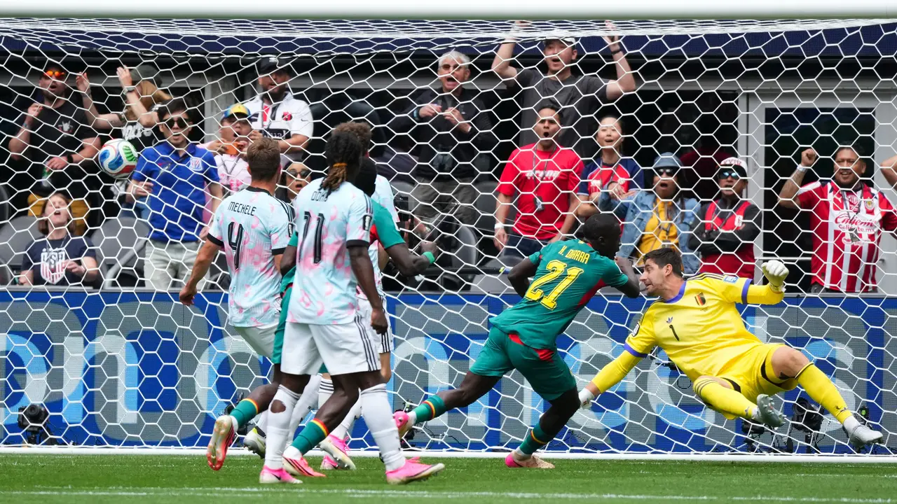 Pemain Senegal Habib Diarra (21) mencetak gol ke gawang kiper Belgia Thibaut Courtois (1)