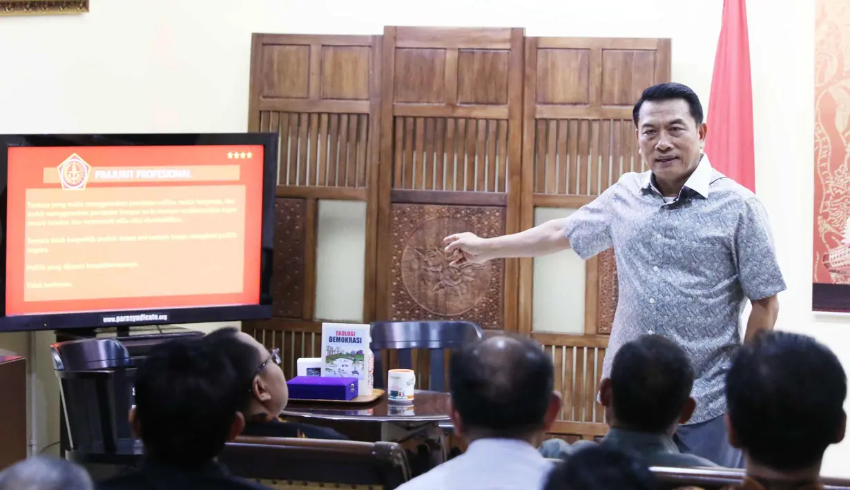 Mantan Panglima TNI Jenderal (Purn) Moeldoko memberi penjelasan saat kuliah umum di Jakarta, Rabu (4/10). Menurut Moeldoko jika semua prajurit memikirkan hal tersebut maka tidak akan sempat lagi memikirkan politik. (Liputan6.com/Angga Yuniar)