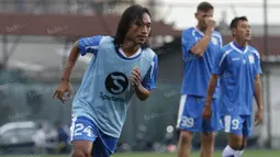 Gelandang jangkar Persib, Hariono, melakukan pemanasan saat latihan di Lapangan Progresif, Bandung, Senin (2/5/2016). (Bola.com/Vitalis Yogi Trisna)
