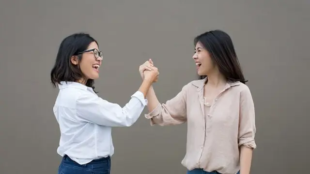 Dua orang perempuan saling menatap dan memegang tangan satu sama lain (Foto Dok: Freepik/Phonlamaistudio)
