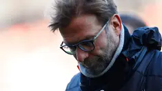 Pelatih Liverpool, Jurgen Klopp tertunduk lesu usai timnya bertanding melawan Bournemouth pada lanjutan Liga Inggris  di Stadion Vitality, Inggris (4/12). Sempat unggul 2-0 di babak pertama, Liverpool kalah 4-3 atas Bournemouth. (Reuters/Eddie Keogh)