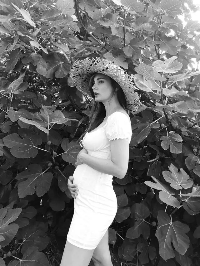 Hamil Anak Pertama, Ini 5 Momen Valentine Payen Istri Ario Bayu Pamer Baby Bump