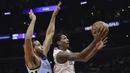 Pemain Los Angeles Clippers, Lou Williams (kanan) berusaha memasukan bola saat diadang pemain Memphis Grizzlies, Brandan Wright pada laga NBA basketball game, di Staples Center, Los Angeles, (2/1/2018). Clippers menang 113-105. (AP/Jae C. Hong)