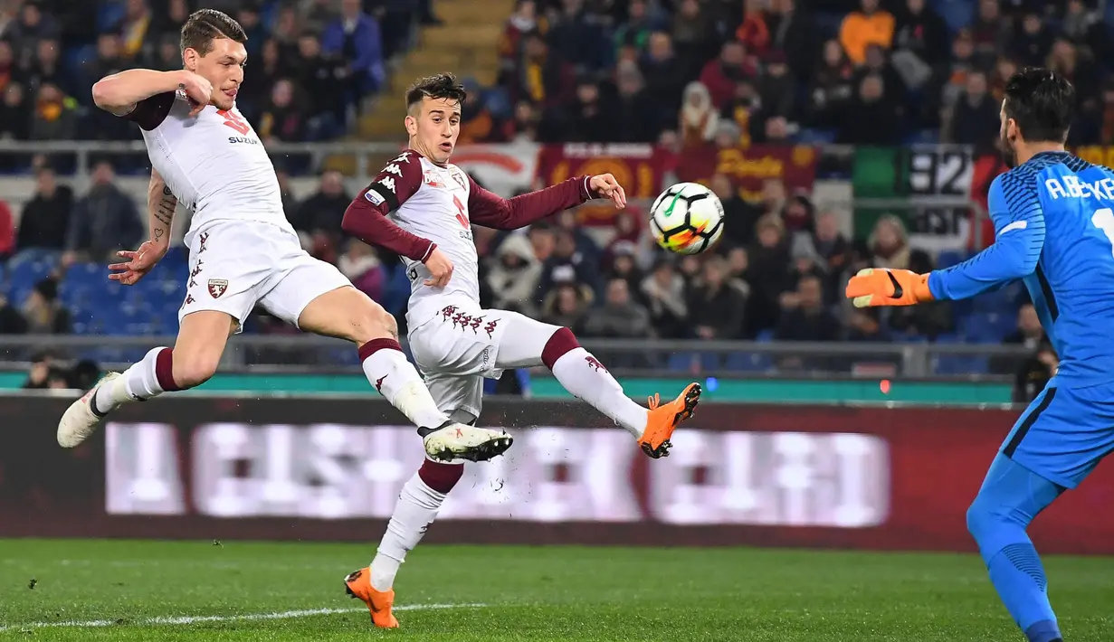 Pemain Torino, Andrea Belotti (kiri) dan rekannya, Alejandro Berenquer (tengah) berusaha mencetak gol ke gawang AS Roma pada laga  Serie A di Olympic Stadium, Roma, (9/3/2018). Roma menang 3-0. (Alessandro Di Meo/ANSA via AP)