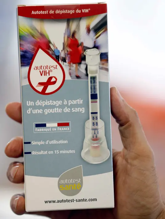 Apoteker memperlihatkan alat tes kesehatan HIV portable di apotek di Bordeaux, Prancis, Selasa (15/9). Alat tes untuk HIV/AIDS yang mulai dijual di Prancis ini memungkinkan penggunanya bisa mengetahui hasilnya 15 menit kemudian. (REUTERS/Regis Duvignau)