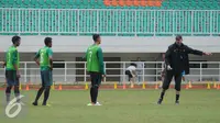 Tiga calon pemain Timnas Indonesia menyimak arahan pelatih, Alfred Riedl (kanan) saat seleksi di Stadion Pakansari, Bogor, Selasa (9/8). Bertemu tim unggulan, skuat Garuda berada dalam posisi sulit. (Liputan6.com/Helmi Fithriansyah)