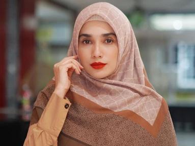 Tak hanya lewat gaya kesehariannya, penampilan Ussy saat berhijab juga sering menyedot perhatian. Beberapa kali mengunggah gayanya dalam balutan hijab, banyak warganet yang mendoakan agar seleb berusia 41 tahun itu bisa segera berhijab. (Liputan6.com/IG/@ussypratama)