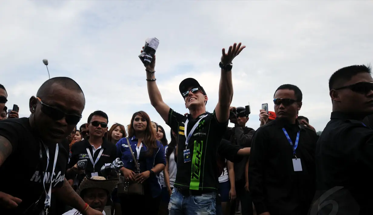 Pembalap tim Monster Yamaha Tech 3 MotoGP. Pol Esperago (tengah) menyapa penggemarnya usai perhelatan Yamaha ASEAN Cup Race (YACR) 2014 di di Sirkuit Sentul, Bogor (7/12/2014). (Liputan6.com/Helmi Fithriansyah)
