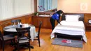 Pekerja membersihkan ruang kerja Dewan Pengarah Badan Riset dan Inovasi Nasional (BRIN) yang berada pada lantai dua Gedung BRIN di Jakarta, Selasa (19/7/2022). Mengenai adanya kamar tidur, kamar mandi, ruang makan, hingga ruang tamu, Kepala Biro Komunikasi Publik BRIN Driszal Fryantoni menyebut bahwa ruang-ruang tersebut sudah ada sebelumnya yang diperuntukkan eks Kepala BPPT. (Liputan6.com/Angga Yuniar)