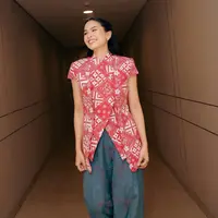 Ia memilih pendekatan smart casual yang tetap formal, namun sarat sentuhan budaya. Hasilnya? Sebuah look yang effortlessly chic sekaligus mencuri atensi. [@maudyayunda].