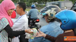 Siswa Sekesal Bagikan Zakat dan Takjil