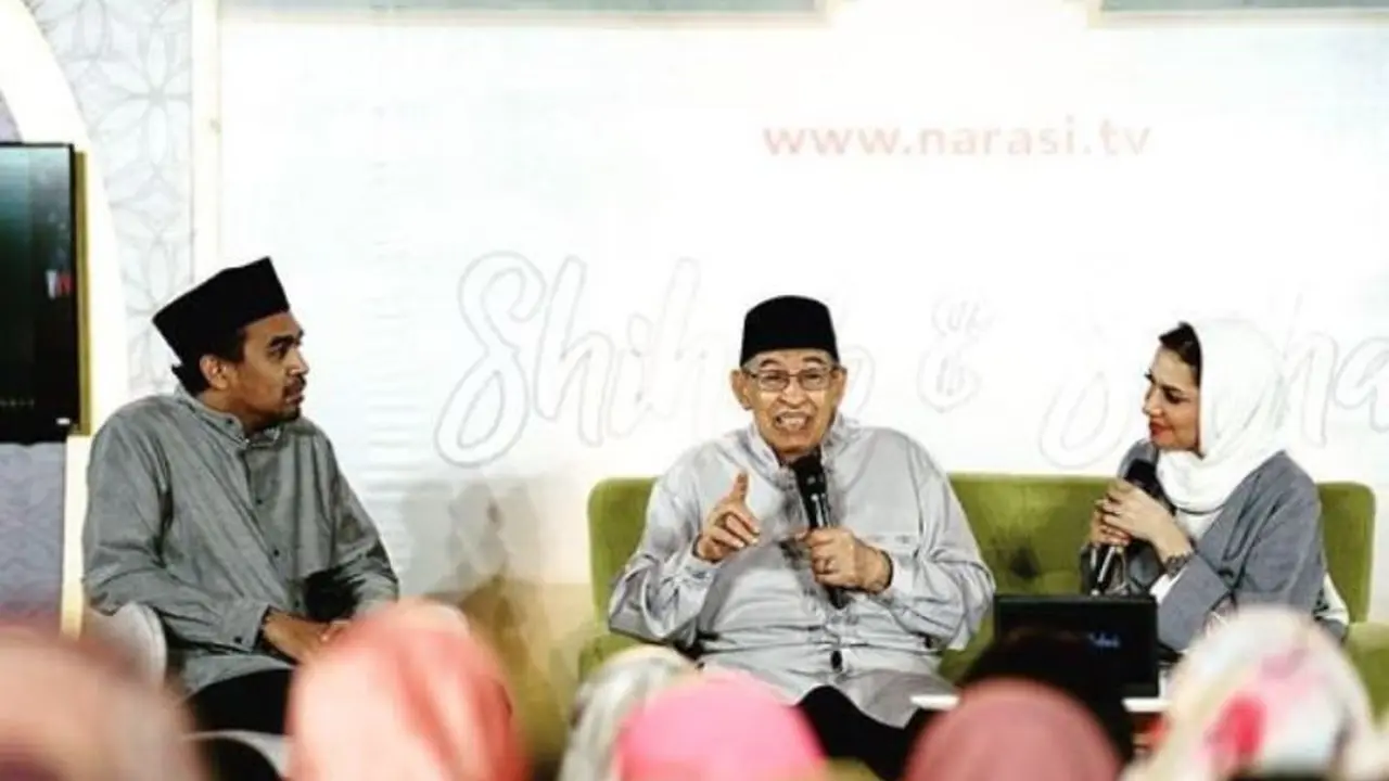 Glenn Fredly Pakai Baju Koko Saat Dengarkan Ceramah Quraish Shihab