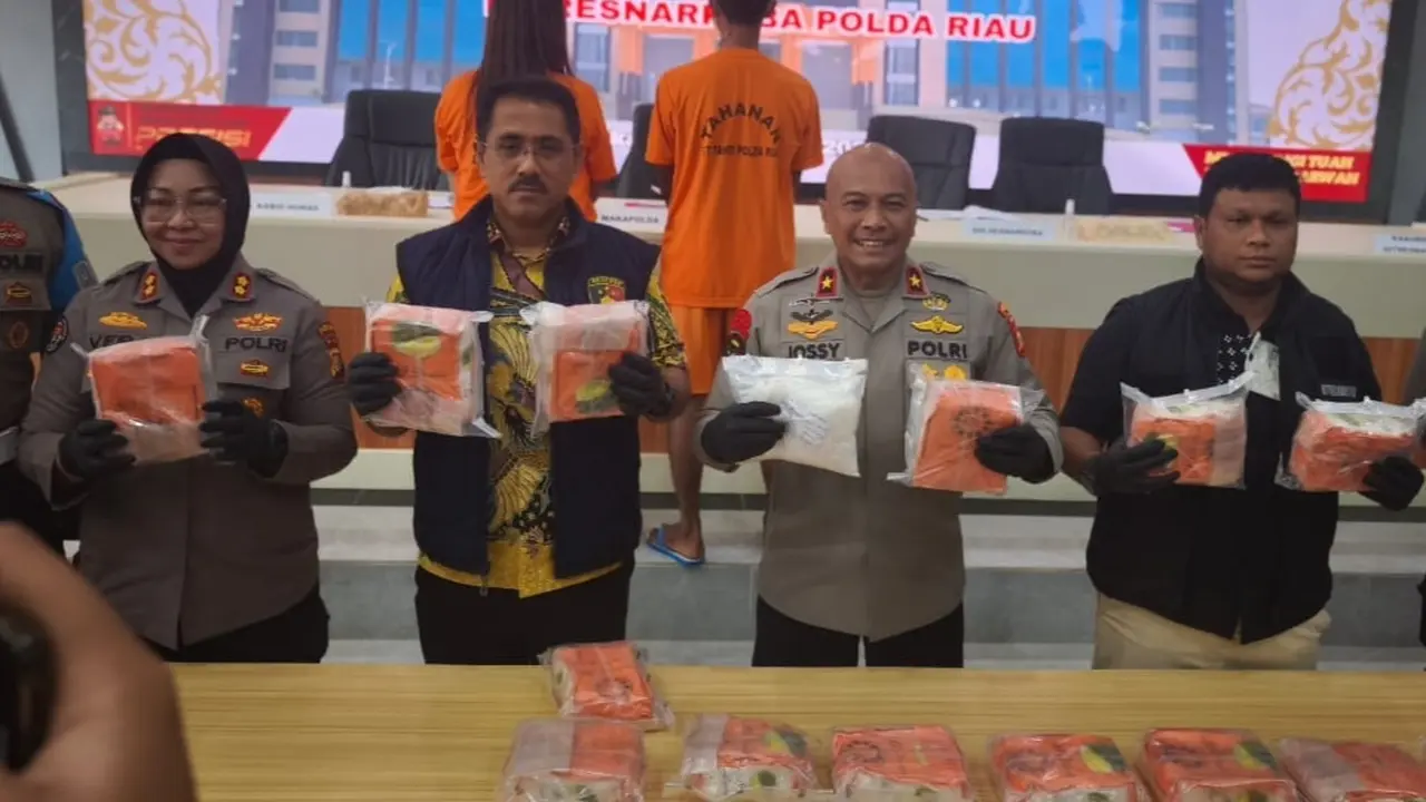 Konferensi pers pengungkapan 14,9 kilogram sabu yang dibawa sepasang kekasih.