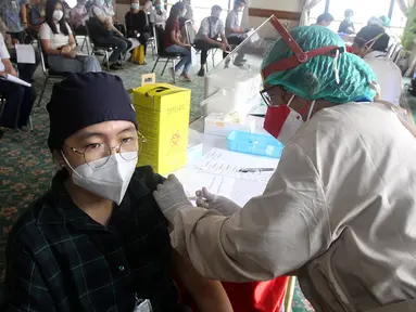 Petugas medis yang bertugas sebagai vaksinator memvaksin tenaga kesehatan (Nakes) Siloam Hospitals, Tangerang, Rabu (11/8/2021). Vaksin Moderna dosis ketiga yang diterima nakes bertujuan untuk mencegah penularan Covid-19 sebagai garda depan dalam penanganan pandemi. (Liputan6.com/HO/Firdi)