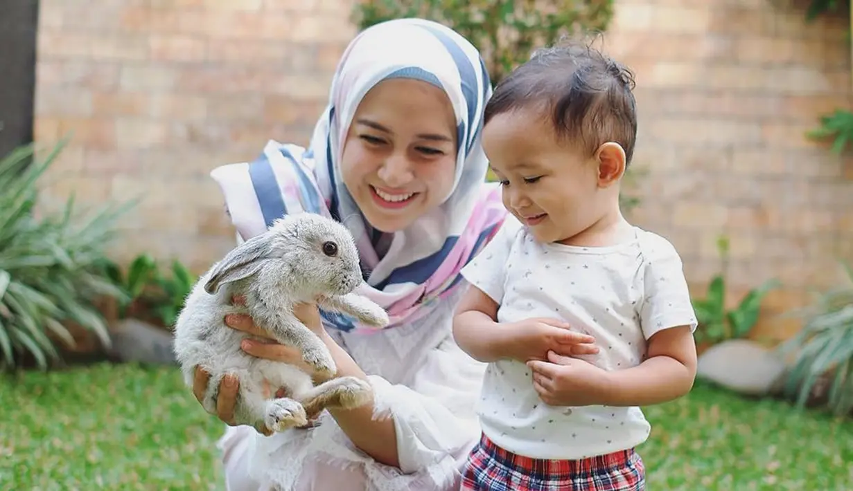 Tak berselang lama dari pernikahannya, pemeran sinetron Arti Sahabat ini dikaruniai putra laki-laki bernama  Kenzie Naratama Chandra pada Novemeber 2016 silam.  Kini, putra sulung yang akrba disapa Kenzie ini telah berumur 3 tahun. (Liputan6.com/IG/@ninazatulini22)
