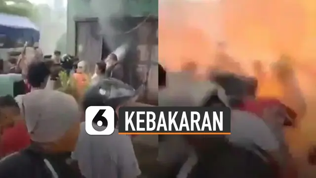 Beredar video sekumpulan warga memaksa merebut alat pemadam dari petugas. Hal tidak diinginkan pun terjadi.