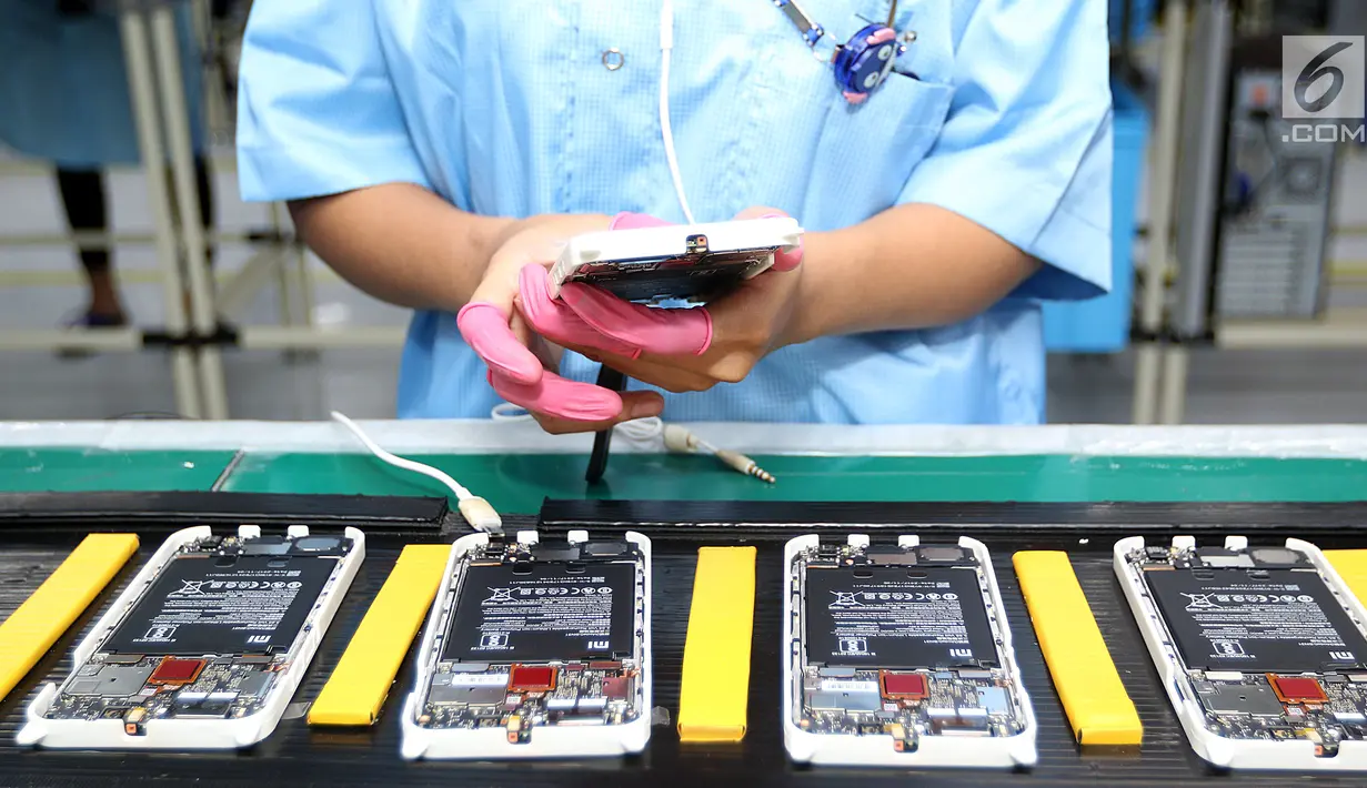 Teknisi sedang melakukan tes audio pada smartphone Xiaomi di pabrik PT. Sat Nusapersada, Batam, Senin (4/11). Tujuan diproduksi smartphone Xiaomi di Indonesia untuk membawa perangkatnya lebih dekat kepada konsumen. (Liputan6.com/Fery Pradolo)
