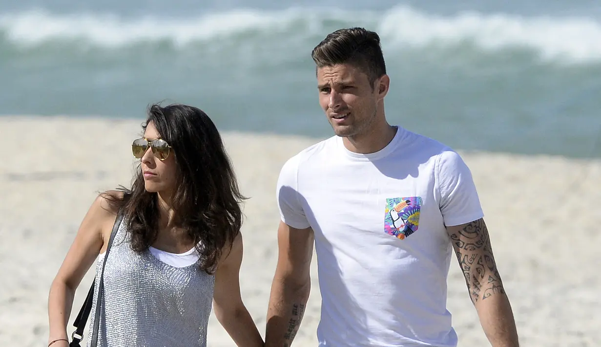 Namun, Everton tidak berhasil mendapatkan Giroud. Pelatih Everton saat itu, Sam Allardyce mengklaim istri Giroud tidak merestui kepindahan suaminya ke Everton. (AFP/Franck Fife)