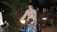 Vespa tua kendaraan Gus Yasin dan santri sambangi warga di perbatasan Jateng dan Jatim di bulan Ramadhan. (Foto: Liputan6.com/Felek Wahyu)