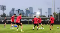 Sejumlah pemain Jepang melakukan rondo saat mereka menggelar latihan perdana menjelang laga putaran ketiga Kualifikasi Piala Dunia 2026 melawan Timnas Indonesia yang berlangsung di Lapangan A, kompleks SUGK, Senayan, Jakarta, Senin (11/11/2024). Lima pemain tersebut adalah Yuto Nagatomo, Sakine Hiroki, Kota Takai, Ritsu Doan, dan Joel Chima Fujita. (Bola.com/Bagaskara Lazuardi)