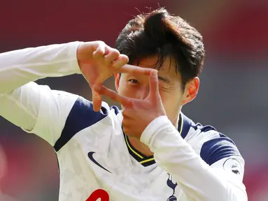 Penyerang Tottenham Hotspur, Son Heung-min, melakukan selebrasi usai mencetak gol ke gawang Southampton pada laga Liga Inggris di Stadion St. Mary's, Minggu, (20/9/2020). Tottenham menang dengan skor 5-2. (Cath Ivill/Pool via AP)