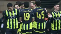Pemain Manchester City merayakan gol penentu kemenangan yang dicetak oleh Kevin De Bruyne dalam laga babak keempat Piala FA 2024/2025 melawan Leyton Orient di Gaughan Group Stadium, Brisbane Road, Sabtu (8/2/2025). Man City menang 2-1 dalam laga ini. (JUSTIN TALLIS / AFP)