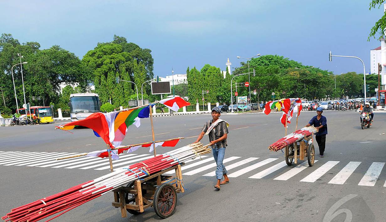 Menjelang perayaan hari Kemerdekaan 17 Agustus mendatang, pedagang bendera mulai marak di jalanan kota Jakarta, Minggu (3/8/14). (Liputan6.com/Faisal R Syam)