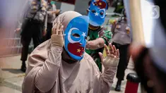 Massa Aliansi Mahasiswa Islam berunjuk rasa di depan Kantor Kedutaan Besar Republik Rakyat China, Jakarta, Kamis (25/3/2021). Massa menuntut pemerintah China lewat kedutaan besarnya di Indonesia segera menghentikan penyiksaan, penyanderaan, dan pemerkosaan muslim Uighur. (Liputan6.com/Faizal Fanani)