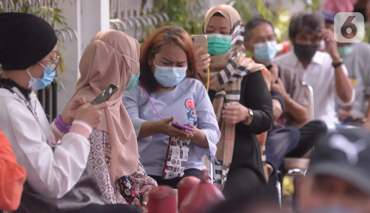 Antrean peserta vaksinasi COVID-19 untuk warga lanjut usia (lansia) di Balai Besar Pelatihan Kesehatan Jakarta untuk vaksinasi COVID-19, di Jalan Hang Jebat, , Selasa (2/3/2021). Vaksinasi Covid-19 itu diperuntukan bagi warga lansia berusia 60 tahun ke atas dan ber-KTP DKI. (merdeka.com/Imam Buhori)