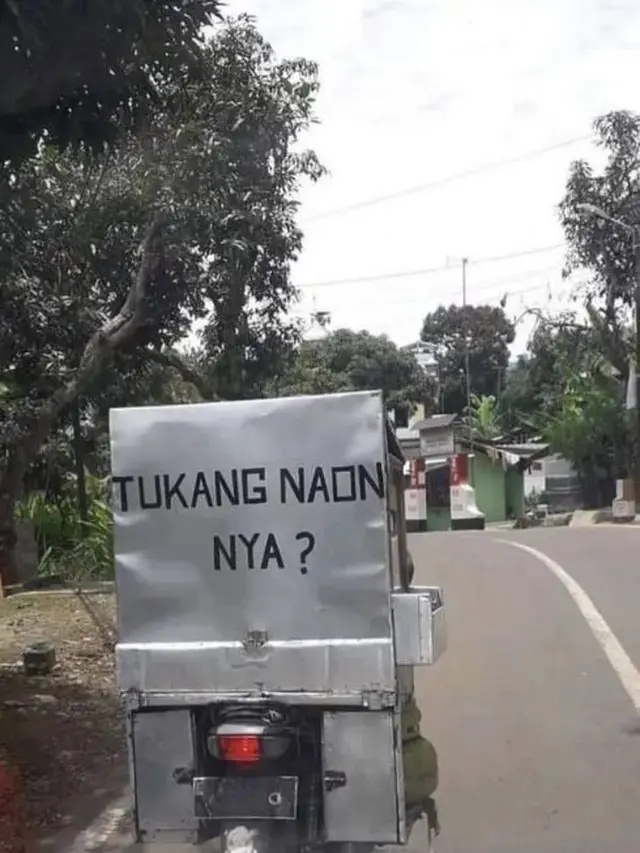 6 Tulisan Bahasa Daerah di Spanduk dan Gerobak Jualan Ini Bikin Mikir